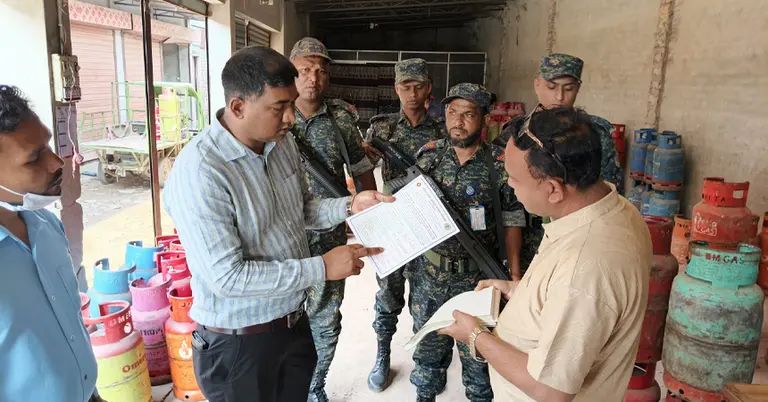 শি দামে এলপিজি সিলিন্ডার বিক্রি করায় জরিমানা